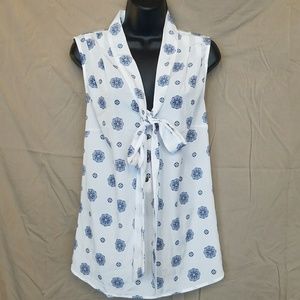 Fantastic sleeveless blouse with tie